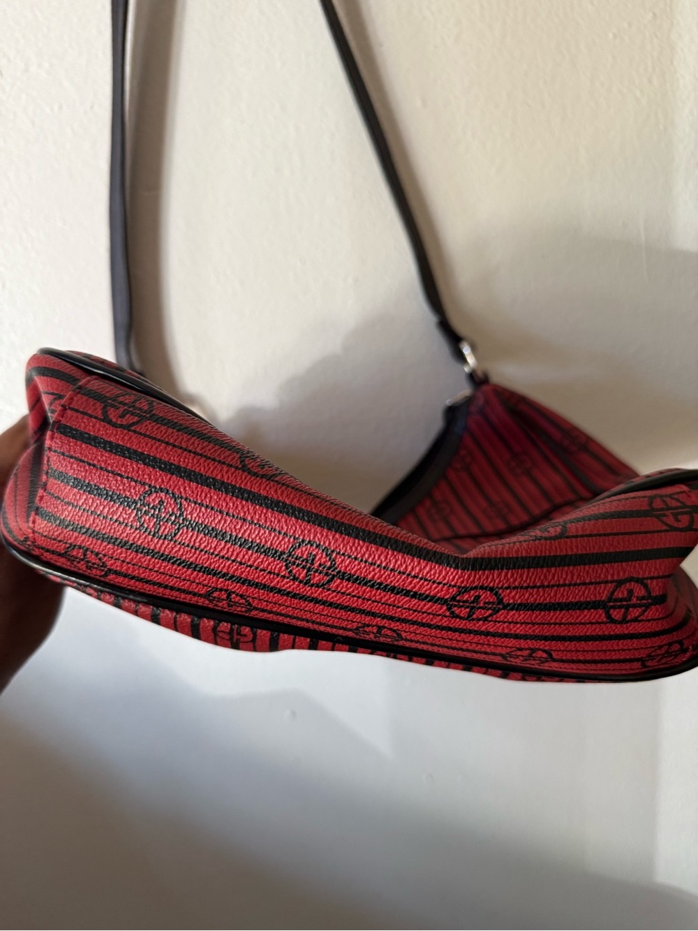 Giani Bernini Red Patterned Shoulder Bag with Black Trim - Picture 5 of 7